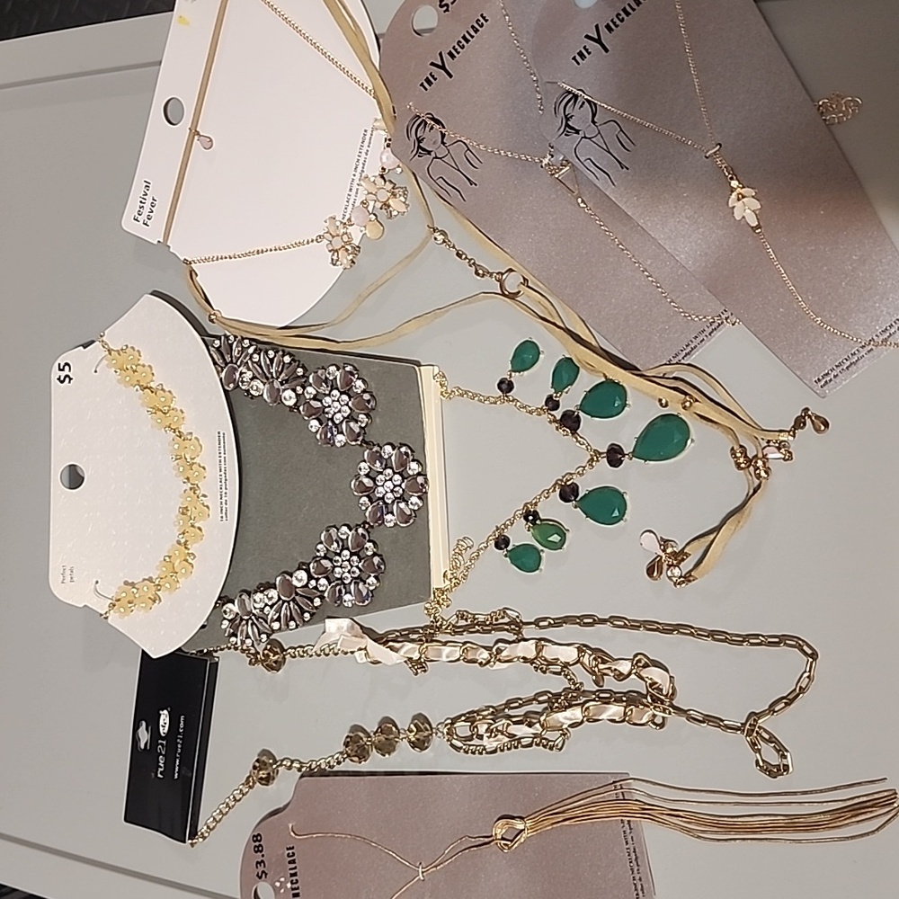 Bundle of 8 necklaces